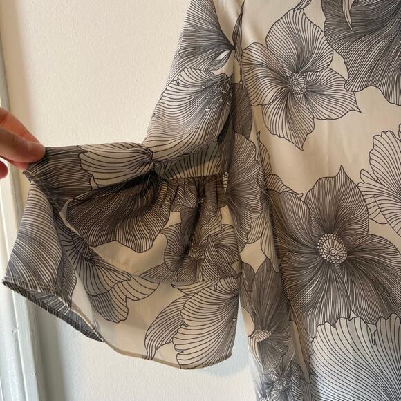 Loft Hibiscus Tiered Bell Sleeve Top Floral Blouse Sz LP Floral Workwear Career - Picture 5 of 9